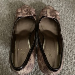 薄いヒョウ柄のパンプスの画像