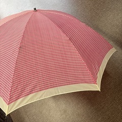 赤白チェック折り畳み傘の画像