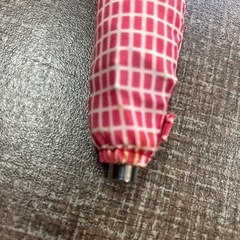 赤白チェック折り畳み傘の画像