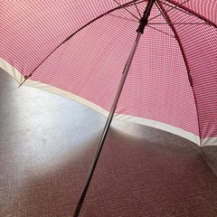 赤白チェック折り畳み傘の画像