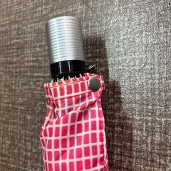 赤白チェック折り畳み傘の画像