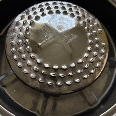 カセットコンロの上において使うアミで焼肉の画像