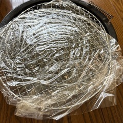 カセットコンロの上において使うアミで焼肉の画像