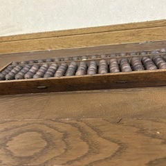そろばん　昭和レトロな雰囲気の五つ玉算盤の画像