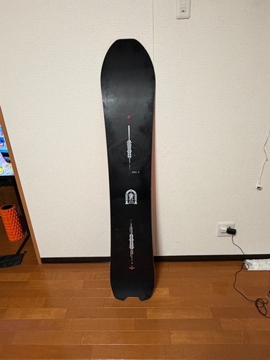 Burton Skeleton Key 158（2023-24モデル）になります。 人気のディレクショナルキャンバーで、カービング・パ