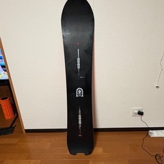 Burton Skeleton Key 158（2023-24モデル）になります。 人気のディレクショナルキャンバーで、カービング・パウダー・地形遊びすべて扱いやすい万能モデルです。の画像