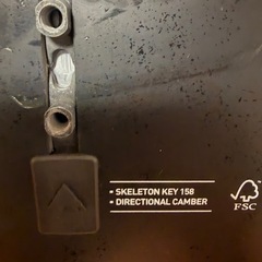 Burton Skeleton Key 158（2023-24モデル）になります。 人気のディレクショナルキャンバーで、カービング・パウダー・地形遊びすべて扱いやすい万能モデルです。の画像