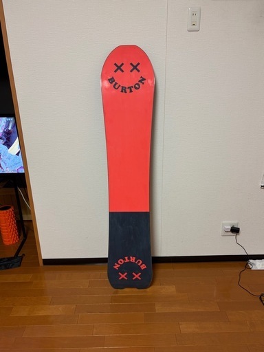 Burton Skeleton Key 158（2023-24モデル）になります。 人気のディレクショナルキャンバーで、カービング・パウダー・地形遊びすべて扱いやすい万能モデルです。