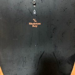 Burton Skeleton Key 158（2023-24モデル）になります。 人気のディレクショナルキャンバーで、カービング・パウダー・地形遊びすべて扱いやすい万能モデルです。の画像