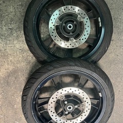 トリシティ　フロントホイールタイヤ　左右セットの画像