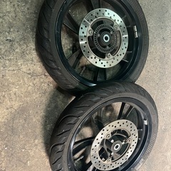 トリシティ　フロントホイールタイヤ　左右セットの画像