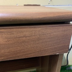 パソコンデスク　ミシン台　コンセント2口付き　ブラウン色の画像