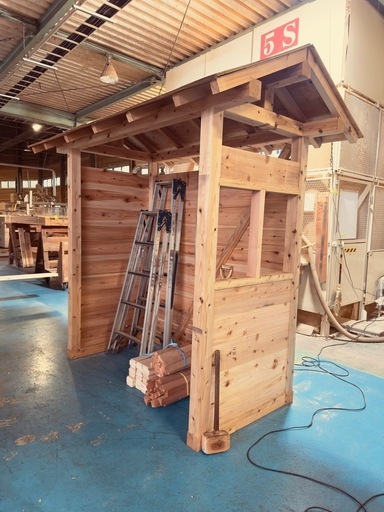 木の物置小屋