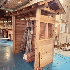 木の物置小屋の画像