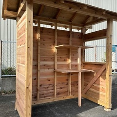 木の物置小屋の画像