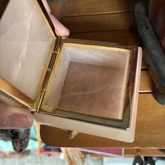 アラバスター製 バラ柄小物入れの画像