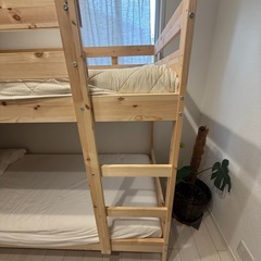 IKEA 無垢木製二段ベッド＋マットレス＋マットレスカバー＋シーツ付の画像