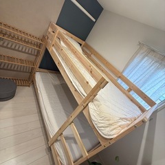 IKEA 無垢木製二段ベッド＋マットレス＋マットレスカバー＋シーツ付の画像