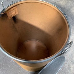 フタ付き　丸い容器の画像