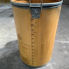 フタ付き　丸い容器の画像