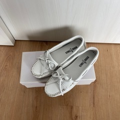 MINNETONKA ホワイト モカシン 靴の画像