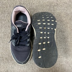 adidasスニーカーの画像