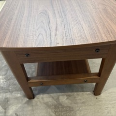 ブラウンのローテーブルの画像