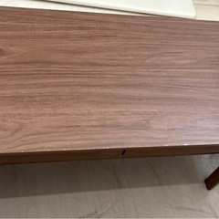 ブラウンのローテーブルの画像