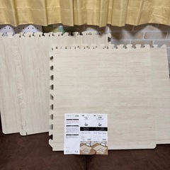 ニトリ 弾力に優れている木目調パズルマットの画像