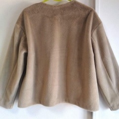 ユニクロ　ベージュ フリースジャケット ボタン付きの画像