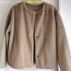 ユニクロ　ベージュ フリースジャケット ボタン付きの画像
