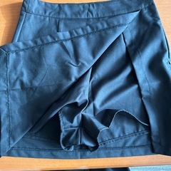 黒のミニスカート（中はパンツタイプ）の画像