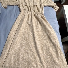 杏色フラワー柄ウエストマークワンピース XL（1回着用）の画像