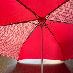 赤ピンク折りたたみ傘の画像