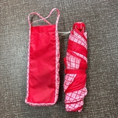 赤ピンク折りたたみ傘の画像