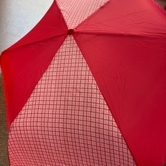 赤ピンク折りたたみ傘の画像