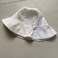 baby GAP 花の刺繍 白 ベビー帽子 51cmの画像