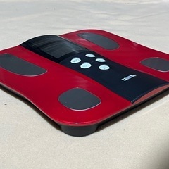 ＴＡＮＩＴＡ　体組成計　体重計　レッドＭ　１１項目データ　音声ガイダンス　応援メッセージ付き　健康管理　セルフチェックの画像