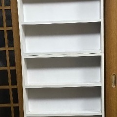 飾り棚やコレクション棚にもなる白い家具の画像