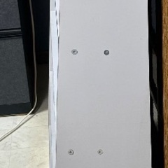 飾り棚やコレクション棚にもなる白い家具の画像