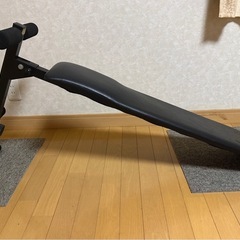 トレーニングに使うもの色々(ベンチ、ダンベル、リストウエイト)の画像