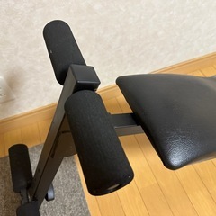 トレーニングに使うもの色々(ベンチ、ダンベル、リストウエイト)の画像