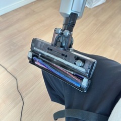 アイリスオーヤマ 掃除機 コードレス スティッククリーナー 紙パック 軽量 サイクロンパワーヘッド ちょい置き 自立 静電モップ IC-SLDCP5 シルバー の画像