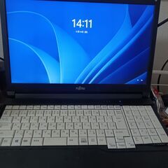 富士通　　高年式高性能4コア8スレッド版8世代i5 メモリ8G　高速SSD　Webカメラの画像