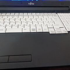 富士通　　高年式高性能4コア8スレッド版8世代i5 メモリ8G　高速SSD　Webカメラの画像