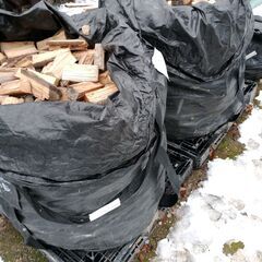 薪、薪ストーブ用、残り2袋で2立米なります。旭川郊外の配達も可能。の画像
