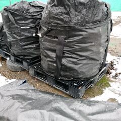 薪、薪ストーブ用、残り2袋で2立米なります。旭川郊外の配達も可能。の画像