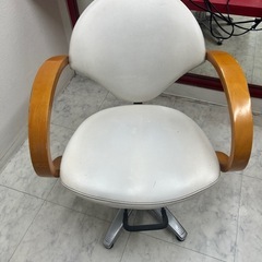 美容室回る椅子！二脚の画像