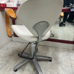 美容室回る椅子！二脚の画像