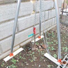 植栽を伐採した後に残った　根っこを引き抜く道具の画像